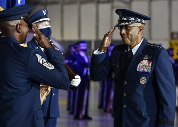 트럼프, ‘자질부족’ 군 장성 축출한다…”행정명령 검토”