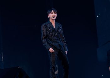 K팝 아이돌 가수, 사생팬에 8억원 뜯겼다.