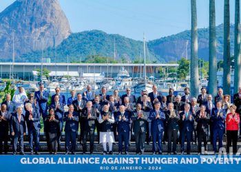 G20 정상들, 바이든 빼고 단체사진 … “지각 안 기다려줘”