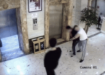 술 취한 커플 휘청…텅빈 엘베 아래로 추락 ‘으악'(영상)