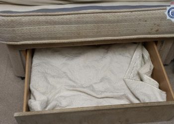 불륜여성, 혼외자녀 3년 간 침대서랍에 숨겨 키워