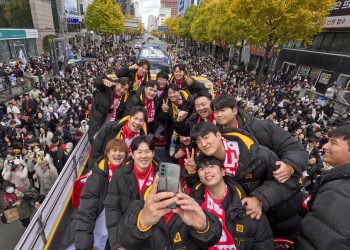 “KIA 땜시 살어야”…타이거즈 V12 축하 카퍼레이드(화보)