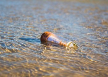 유리병에 넣어 호수에 띄운 편지…26년 만에 품으로