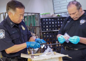 마약 녹여 옷에 적시는 기상천외 신종수법 … 20세 여대생 출국하려다 LA공항서 체포
