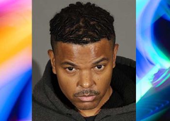 “내 사진 볼래?” 9살 아이들에게 자신의 누드 사진 보여줘