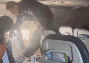 LA행 여객기 난동 ‘진상승객’ … UA항공 영구 탑승금지