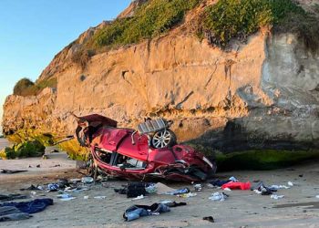 경찰 추격 받던 차량, 칼스배드 절벽서 추락