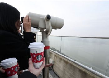 “북한 보며 커피 마실 수 있는 스타벅스” CNN 소개