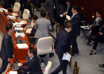 예산안 대치…탄핵·특검법 맞물려 시계제로