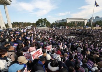 야당,  윤석열 탄핵소추안 제출 …외신, 일제히 긴급 타전