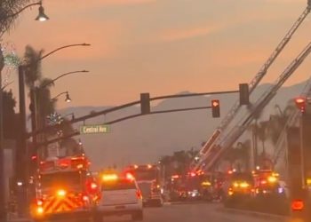 아마존 LA 지역 대형창고, 화재로 전소(영상)