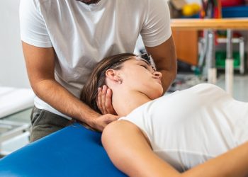 ‘우두둑’… 목 마사지 받다 사망 … 전신마비 후유증