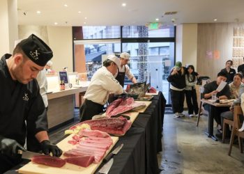 [화제] ‘엑스피시 브레아’ 라이브 참치 해체쇼, 고객들 탄성(화보)