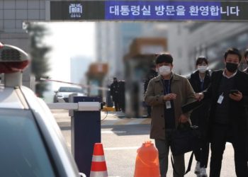 경찰, 대통령실 압수수색 경호처와 대치