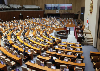 오늘 밤 ‘윤석열 2차 탄핵안’ 표결 …국힘 이탈표에 운명 달려