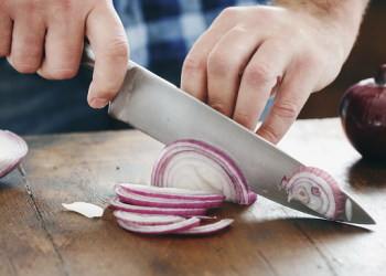 양파 썰다가 의식 잃은 여성 … 바로  ‘이것’ 때문