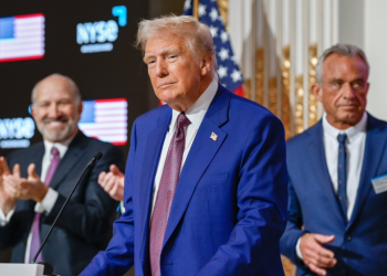 트럼프 “공무원 재택근무 어리석어… 복귀 안 하면 해고”