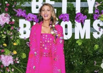 “촬영 중 원치 않은 즉흥키스 성희롱” … 주연배우∙감독 고소