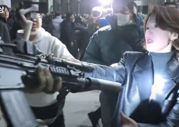 BBC ‘올해 인상적 12장면’에 계엄군 총잡은 여성 사진