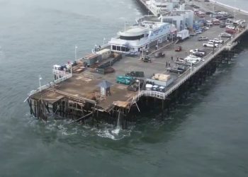 중가주 산타크루즈 부두 붕괴 …식당 바다로 추락(영상)