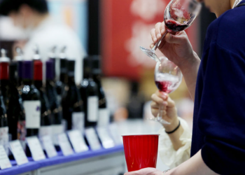 숙취 피하려면 오히려 값싼 레드와인이 낫다…이유는?