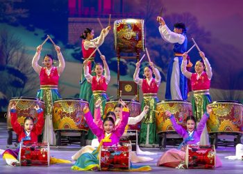 다운타운서 LA 크리스마스 이브 축제 … 한국 전통춤 공연에 관객들 매료