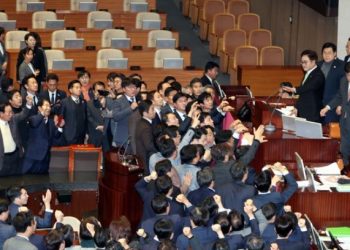 미 언론 “2주도 안 돼 또 탄핵… 한국 국제이미지 훼손”