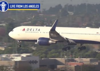 LA공항관제탑 “멈춰, 멈춰, 멈춰!” … 델타항공, 농구팀 전세기와 충돌할 뻔(영상)