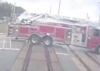 플로리다 고속열차, 건널목 소방트럭과 충돌(영상)