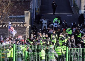 ‘사상초유’ 법원, 윤석열 체포영장 발부 … 현직 대통령 즉시 체포 가능