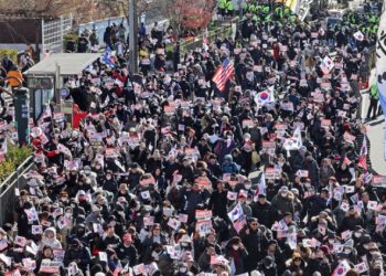 체포영장 발부에 격앙된 윤 지지층…경찰과 충돌