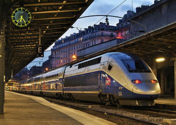 고속열차 시속 300Km 주행 중 기관사 투신자살