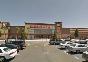 영화관 총기난사 막았다… 관람객들 대피소동