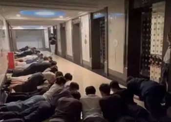 기괴한 기업 … 엎드려 절하고, 실적 못 채우면 ‘매운 고추’