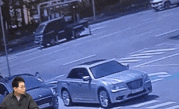 전깃줄에 목 감긴 오토바이 운전자…몸 튕겨나가(영상)