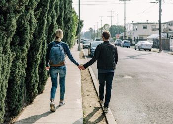 [화제] “미 여성, 성관계 횟수 줄고 시기 늦어져” … 대졸처녀 역대최고
