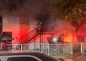 이른 아침 아파트 화재,  2층서 뛰어내리다 부상