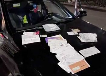 벤츠 탄 우편물 도둑들, 쓰레기통에 감추다 체포(영상)