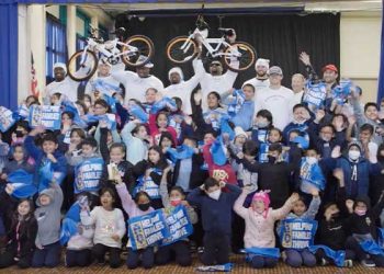 차저스, 컴튼 초등학생들에 자전거 선물