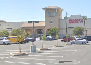 쇼핑몰 주차장서 2살 아이, 7살 형이 쏜 총에 사망