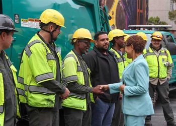 취임 2주년 캐런 배스 LA 시장, 한인타운서 거리 청소