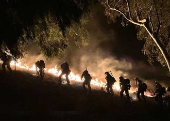 말리부 ‘프랭클린 산불’ 급속 확산, 주민 수천여명 대피 … 주택 2,000여채 위협