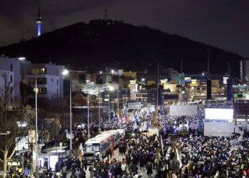 ‘尹체포’ 불발에 두쪽 난 한남동…”즉각체포” vs “절대수호”