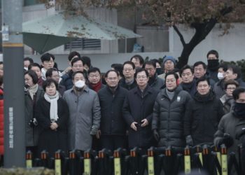 국힘 의원 30여명, 윤 관저 앞 집결…”원천무효 영장 막아낼 것”