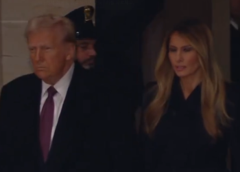 트럼프, 멜라니아 손잡고 4년 만에 의사당 방문 .. 오늘 국가장례식