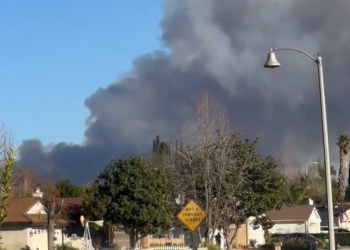 칼라바사스 지역서도 산불 발생 … 101번 Fwy 거대 연기 치솟아