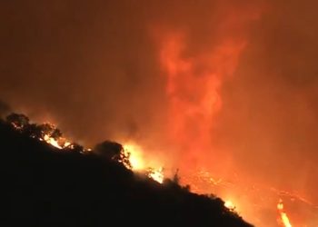 팰리세이즈 산불 즉시대피 지역 확대 … 허스트 산불 70% 진화