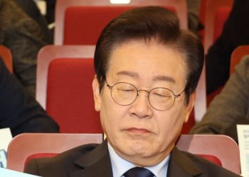 민주 지지율 한달새 12%p 추락 …무슨 일 벌어지고 있나