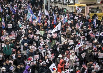 최강한파 속 관저 앞 윤석열 지지 백골단 등장