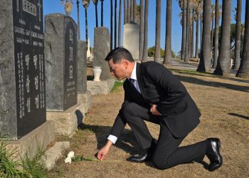 로버트 안 신임 LA한인회장, 로즈데일 애국선조 묘지 방문